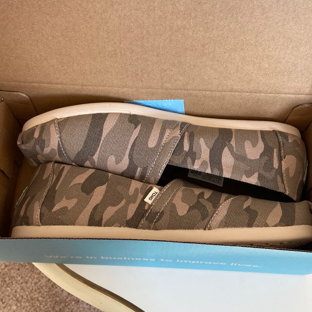 NWT, camo colored flats, Toms